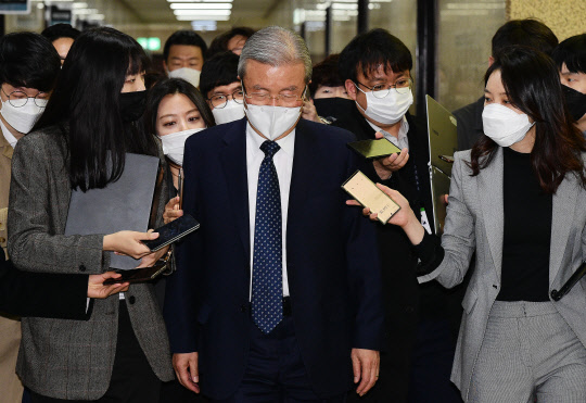 김종인 국민의힘 비상대책위원장이 18일 국회에서 열린 당 비상대책위원회의에 참석하며 취재진의 질문을 받고 있다.[사진=연합뉴스]